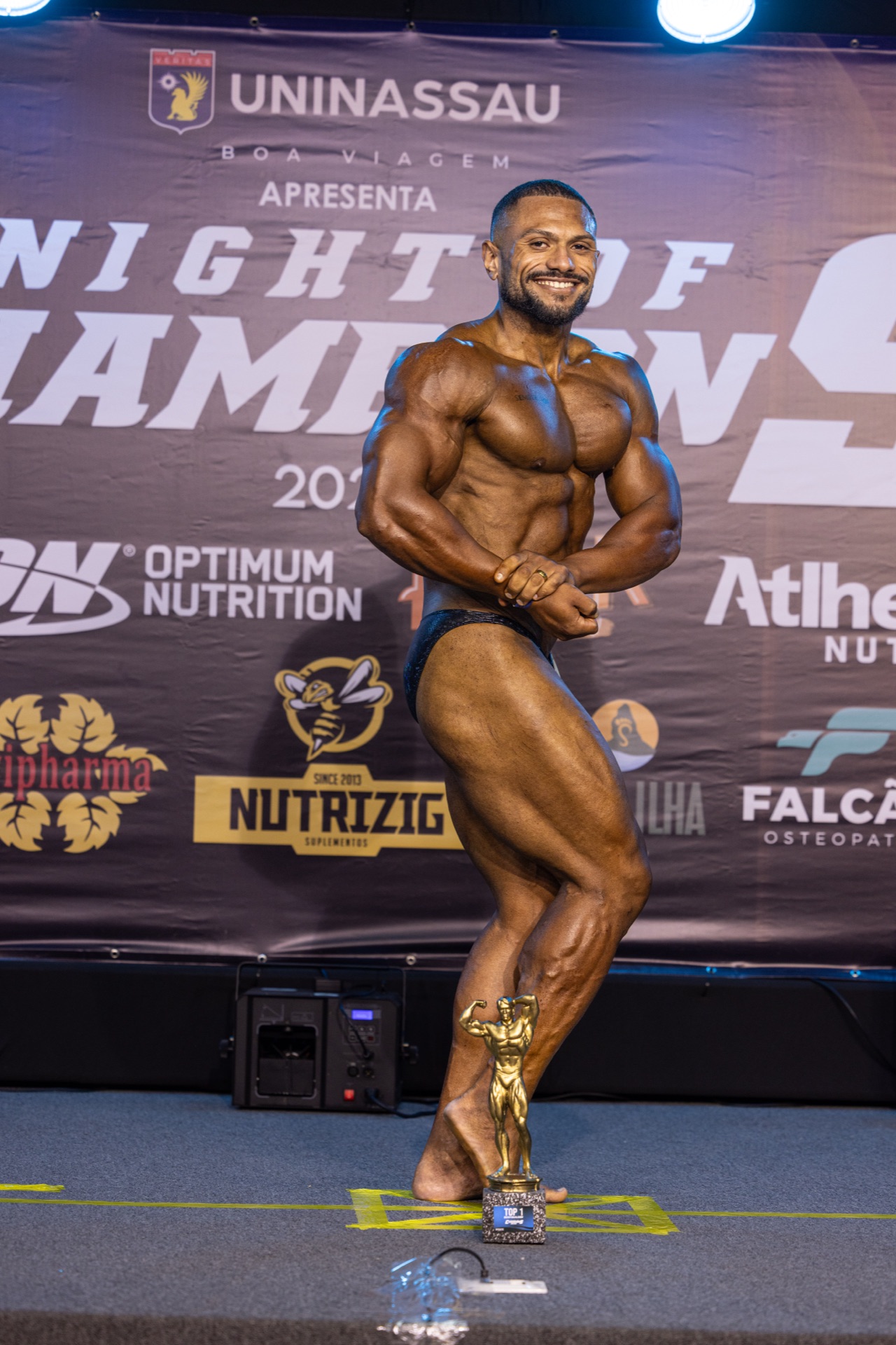 Matheus no palco com troféu — trajetória competitiva